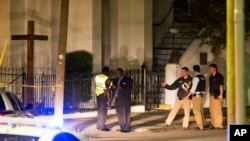 Polisi berjaga-jaga di luar Gereja Emanuel AME di Charleston, South Carolina, menyusul penembakan Rabu (17/6). (AP/David Goldman)