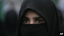 A supporter of Pakistani religious party Jamaat-i-Islami attends a rally to condemn the ban imposed on the burqa or veil in France, April 19, 2011 in Karachi, Pakistan.