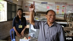Heng Samrin, president of Cambodia's National Assembly casts his vote in Kampong Cham, July 28, 2013. (Heng Reaksmey/VOA Khmer)