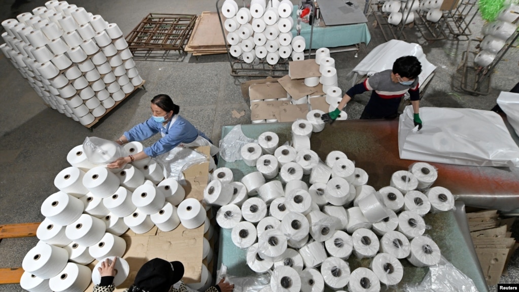 新疆一个棉花制品厂内的情景（路透社转发2021年4月1日照片）(photo:VOA)