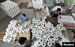 新疆一個棉花製品廠內的情景（路透社轉發2021年4月1日照片）
