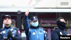 Службовці поліції у Мадриді підтримують медичних працівників аплодисментами 30 березня 2020 р.