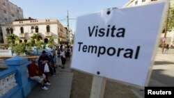 Cubanos hacen fila para tramitar su visa en la Sección de Intereses de EE.UU. en La Habana, Cuba.