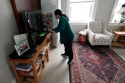 Maria Macario membereskan barang-barang pribadinya di rumah sementaranya di Gereja First Parish di Bedford, Massachussets, 27 Januari 2021. (Foto: AP)