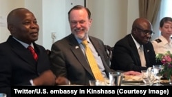 Sous-secrétaire d’Etat ya ekolo ya Amerika mpo na mambi ya Afrika, Peter Tibor Nagy, na kati kati, na directeur de cabinet ya président Félix Tshiskedi, (gauche), na Kinshasa, RDC, 14 mars 2019. (Twitter/Ambassade des Etats-Unis à Kinshasa