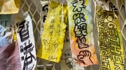 反送中运动两周年义卖活动的”连侬布条”写上香港人抗争的心声。 (美国之音 汤惠芸拍摄)