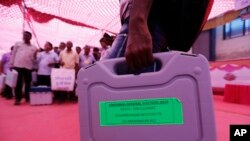 Para petugas Pemilu menjinjing tas berisi mesin untuk pemberian suara menjelang pelaksanaan pemilu di Ahmadabad, India, 22 April 2019. 