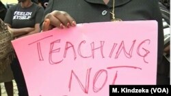Messages des enseignants camerounais lors de manifestations. Bamenda, Cameroun, 24 mai 2019. On peut y lire: "L'enseignement n'est pas un crime". (M. Kindzeka / VOA)