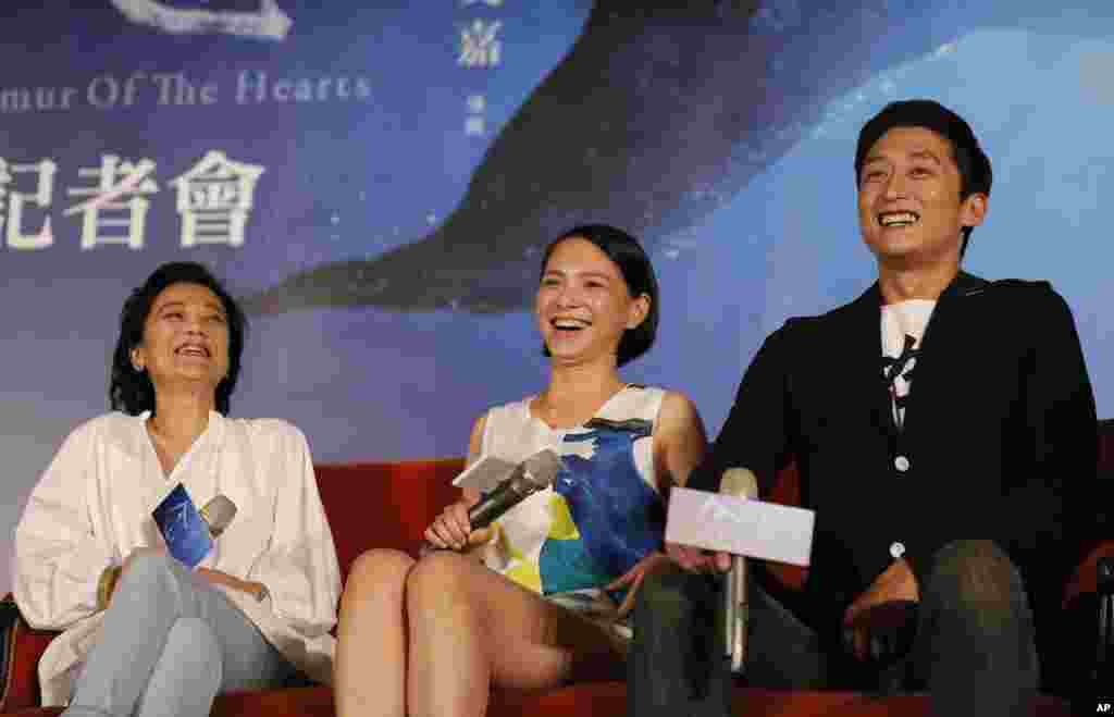台湾演员柯宇纶（右）、导演张艾嘉（左）和马来西亚女演员李心洁在台北出席活动（2015年4月2日）。柯宇纶主演的台湾艺术片《强尼‧凯克》本来宣布将于2018年4月13日在大陆上映，但中国有网民指柯宇纶为台独艺人，说他参加过反服贸运动，更被蔡英文点名称讚。于是《强尼‧凯克》的大陆发行商宣布推迟上映。