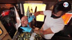 Sobre ruedas, venezolanos ofrecen un toque criollo a las barberías en Los Ángeles