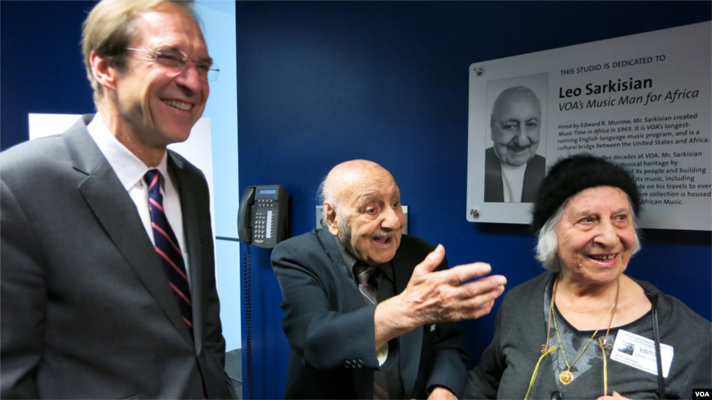 A cheerful Leo Sarkisian, his wife, Mary, and VOA Director David Ensor (left) enjoy the moment during a celebration that followed the naming of VOA Studio 23 in his honor. 