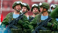 نیروهای روسیه در حال رژه