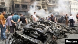 Мешканці Багдада збираються біля знищених вибухами автомобілів
