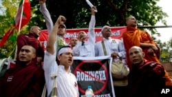 지난달 28일 미얀마 불교단체 회원들이 양곤의 미 대사관 앞에서 미국의 '로힝야족' 표현 사용에 대해 항의하고 있다. (자료사진)