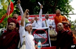 4月28日，数百名缅甸群众和僧侣在仰光的美国大使馆前集会游行，抗议美国在此前的一份官方声明中使用了“罗兴亚人”（Rohingya）这个称谓