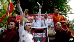 Thành viên của nhóm Phật tử theo chủ nghĩa dân tộc hô khẩu hiệu trong cuộc biểu tình bên ngoài Đại sứ quán Hoa Kỳ tại Yangon, phản đối đại sứ quán Mỹ sử dụng từ "Rohingya", ngày 20/4/2016.