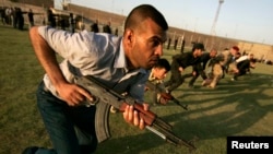 Relawan Syiah Irak melakukan latihan militer di Karbala untuk menghadapi militan Sunni (foto: dok).
