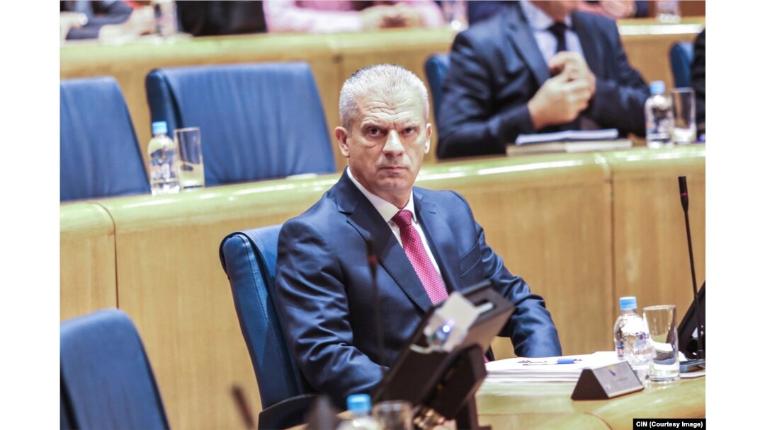 Nakon prodaje „Avaz-roto pressa“ Fahrudin Radončić je besplatno davao konsultantske usluge novinskim izdanjima u vlasništvu ove firme. Odbio je govoriti za