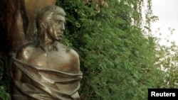 Памятник Владимиру Высоцкому на его могиле