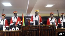 Membres de la cour constitutionnelle de Guinée lors de l'annonce de la réélection du président Alpha Condé, le 31 octobre 2015.