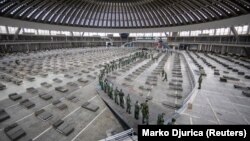 The Serbian military sets up beds inside Hall 1 of the Belgrade Fair to accommodate people who suffer mild symptoms of coronavirus disease (COVID-19) in Belgrade, Serbia, March 24, 2020. 