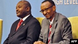 Perezida w'Uburundi Pierre Nkurunziza (i bubamfu) na Perezida Paul kagame w'u Rwanda ( i Buryo)