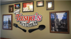 Hiasan restoran “Tasya’s Kitchen” di kota Somersworth, New Hampshire. (Foto: VOA Indonesia)