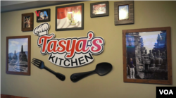 Hiasan restoran “Tasya’s Kitchen” di kota Somersworth, New Hampshire. (Foto: VOA Indonesia)