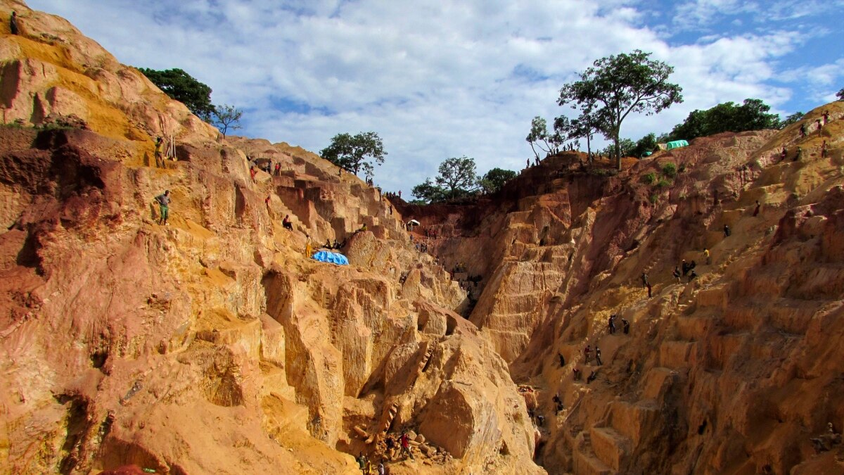 九名中国公民中非金矿遇袭身亡，案情扑朔迷离北京束手无策