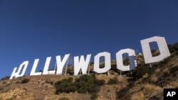 Equipos de pintura establecidos en la base del letrero de Hollywood en Los Ángeles. El letrero de Hollywood, construido en 1923, fue una campaña publicitaria al aire libre para un desarrollo habitacional suburbano llamado Hollywoodland.