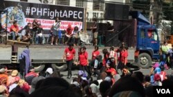  Anti-APEC protesters call for the 21-member Asia-Pacific economic body to be "junked" with word, music and dance. Pasay City, Metro Manila, Philippines, Nov. 19, 2015. (S. Orendain/VOA)