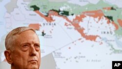 Jim Mattis li pêş nexşeya Îraq û Sûrîyê, li Pentagon'ê behsa têkoşîna dijî DAIŞ'ê dike.