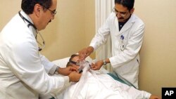 Lekari podešavaju Si-Pap mašinu na pacijenta sa apnejom