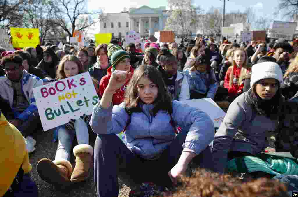 Students rally in front of the White House in Washington, March 14, 2018.