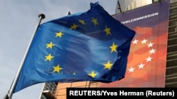 Bendera Uni Eropa berkibar di luar kantor pusat Komisi Eropa di Brussel, Belgia, 19 Desember 2019. (Foto: Reuters)