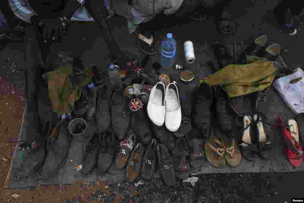 Sapatos de deslocados de guerra sul-sudaneses alinhados para serem limpos no campo de refugiados da UNMISS em Tongping, Juba, Sudão do Sul, Fev. 19, 2014.&nbsp;