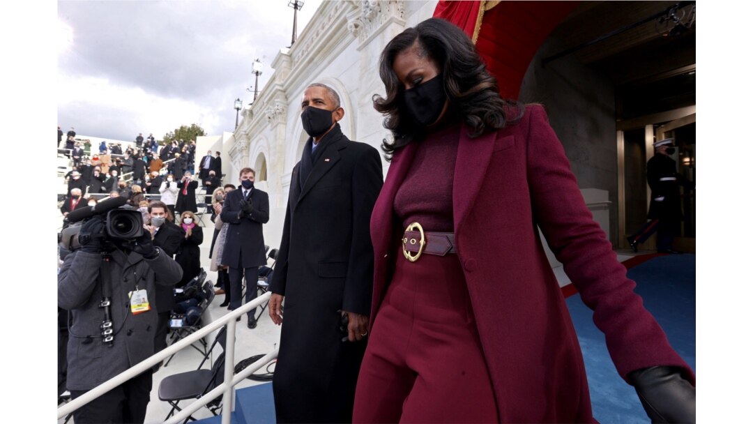Michelle Obama dengan mantan presiden AS Barack Obama dalam acara pelantikan presiden Joe Biden.