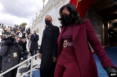 Michelle Obama dengan mantan presiden AS Barack Obama dalam acara pelantikan presiden Joe Biden.