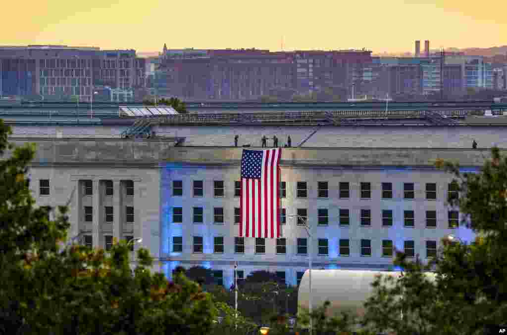 محکمۂ دفاع کی عمارت بھی حملوں کا نشانہ بنی تھی۔ اس پر امریکہ کا ایک بڑا پرچم لہرایا گیا۔