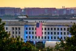 Američka zastava razvijena je na zapadnoj strani Pentagona, 11. septembra 2021.