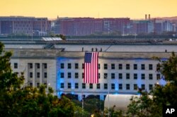 Američka zastava razvijena je na zapadnoj strani Pentagona, 11. septembra 2021.