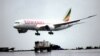 资料照片:一架埃塞俄比亚航空的波音787梦幻飞机降落在亚的斯亚贝巴博莱国际机场。（2012年8月17日）