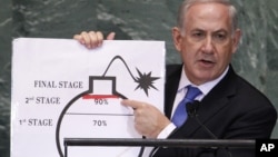 Perdana Menteri Israel Benjamin Netanyahu menunjuk pada garis merah dalam grafik yang diilustrasikan dengan bom yang digunakan untuk menggambarkan program nuklir Iran pada Pertemuan DK PBB ke-67 di New York, 27/9/2012