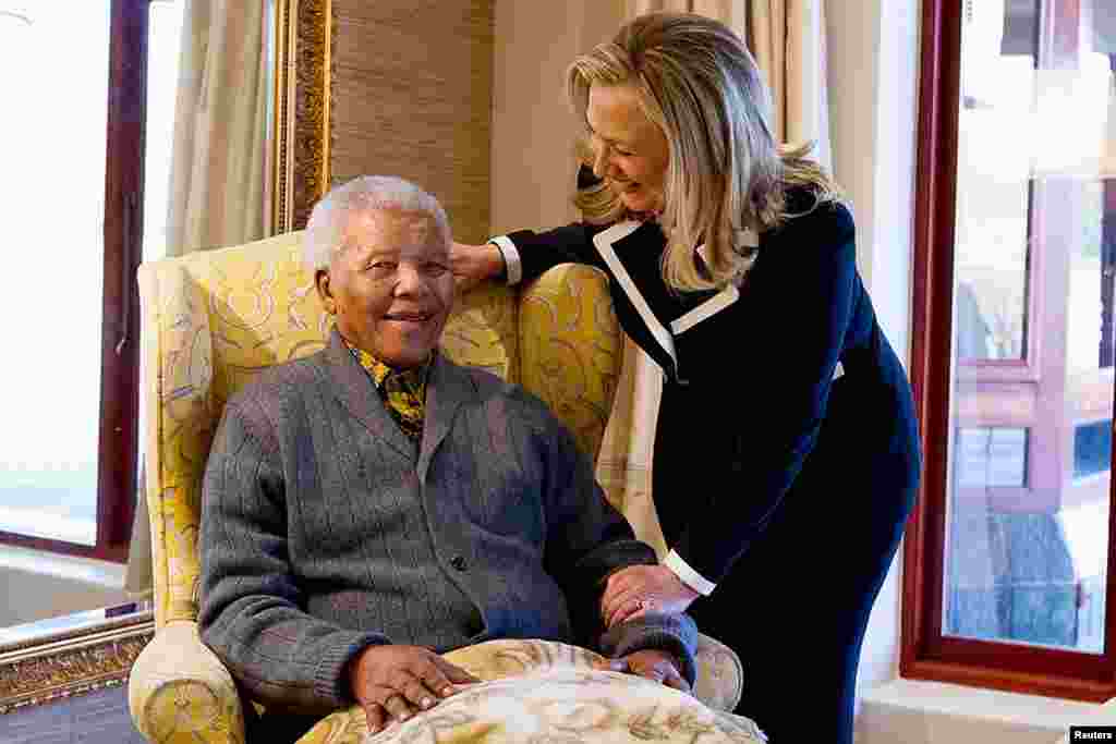 B&agrave; Clinton đến thăm cựu Tổng thống Nam Phi Nelson Mandela tại tư thất của &ocirc;ng ở Qunu. 6/8/2012.