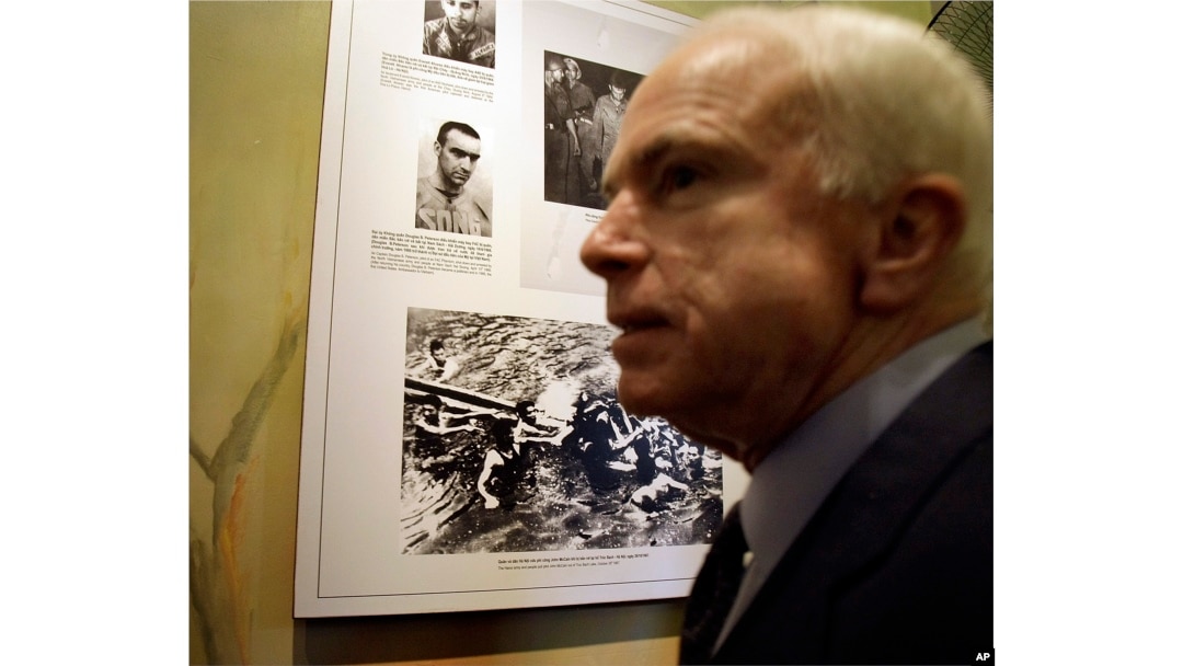 Thượng nghị sĩ John McCain trong chuyến thăm nhà tù Hỏa Lò, Hà Nội, ngày 8 tháng 4 năm 2009.