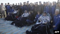 El cosmonauta ruso Anton Shkaplerov, el astronauta estadounidense Scott Tingle y el astronauta japoés Norishige Kanai son asistidos tras aterrizar en Kazajstán a bordo de una cápsula Soyuz el domingo, 3 de junio de 2018.