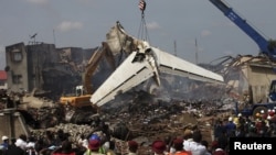 Se dan por muertos a los 153 pasajeros del vuelo Abuya-Lagos de la compañía Dana Air y buscan con grúas y perros más cadáveres entre los escombros 