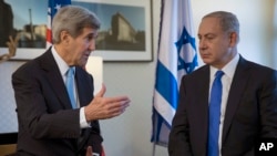 Menteri Luar Negeri AS John Kerry (kiri) berbicara dengan Perdana Menteri Israel Benjamin Netanyahu dalam pertemuan di Berlin (22/10). (AP/Carlo Allegri/Pool)