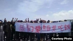 6月23日，中国青海海南藏族自治州共和县藏族牧民举行抗议活动，反对政府强征土地、破坏房产等。（照片由自由西藏运动提供）