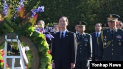 미국을 방문 중인 김장수 한국 청와대 국가안보실장(가운데)이 24일 워싱턴 한국전 참전 기념비를 참배했다.